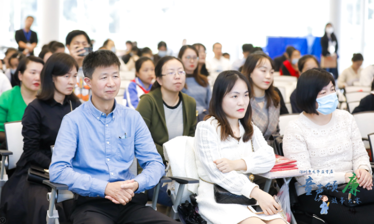 現場(chǎng)觀(guān)眾認真聆聽(tīng)孩子們講故事