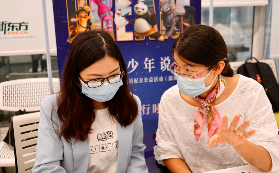 評委老師商討學(xué)生表現