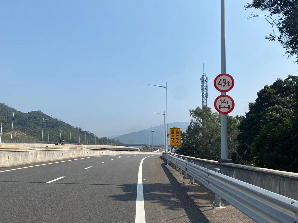 東部過(guò)境高速限載標志2.jpg 東部過(guò)境高速限載標志2.jpg