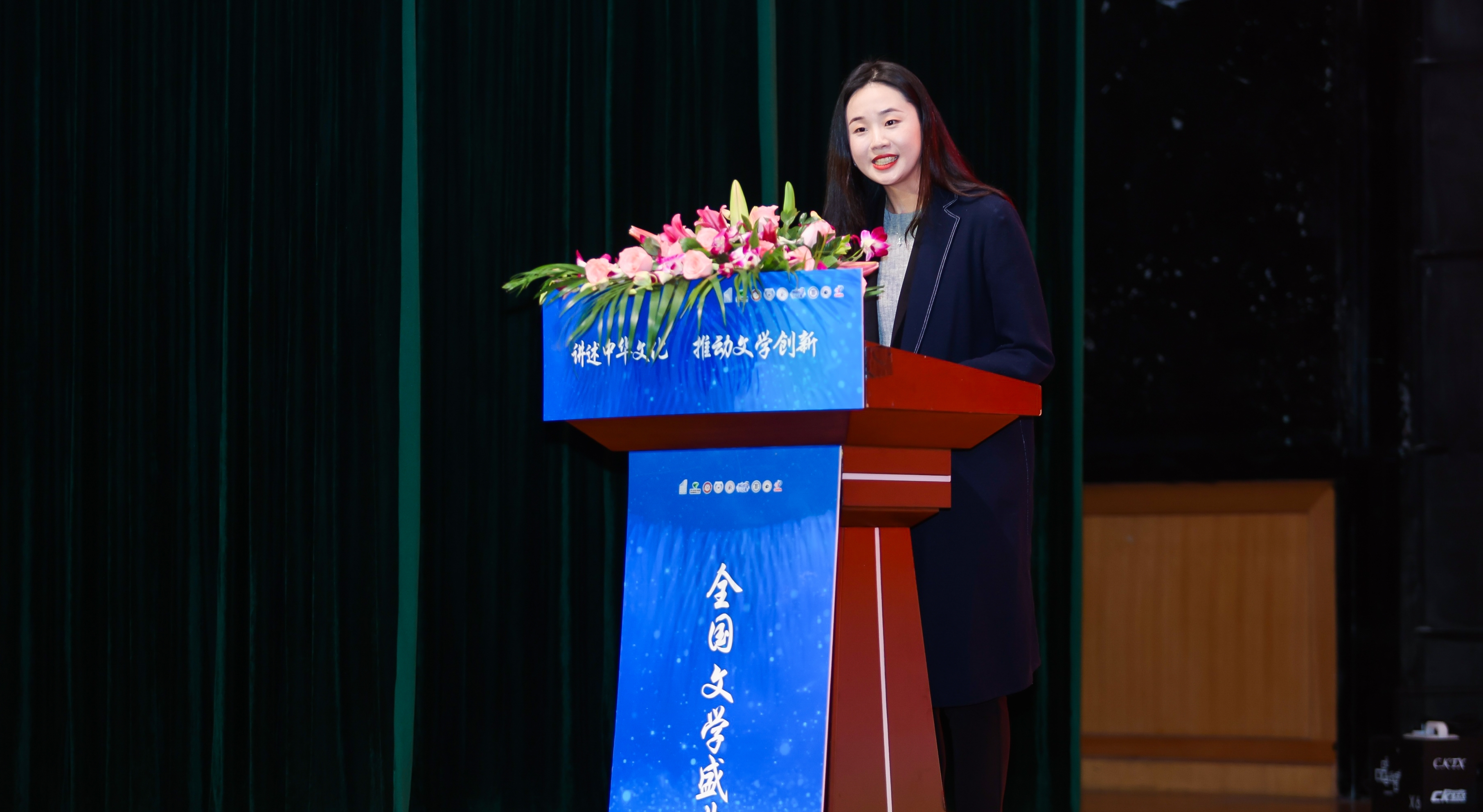 全國文學(xué)盛典名師大講堂成員、組委會(huì )專(zhuān)家委委員劉翔宇